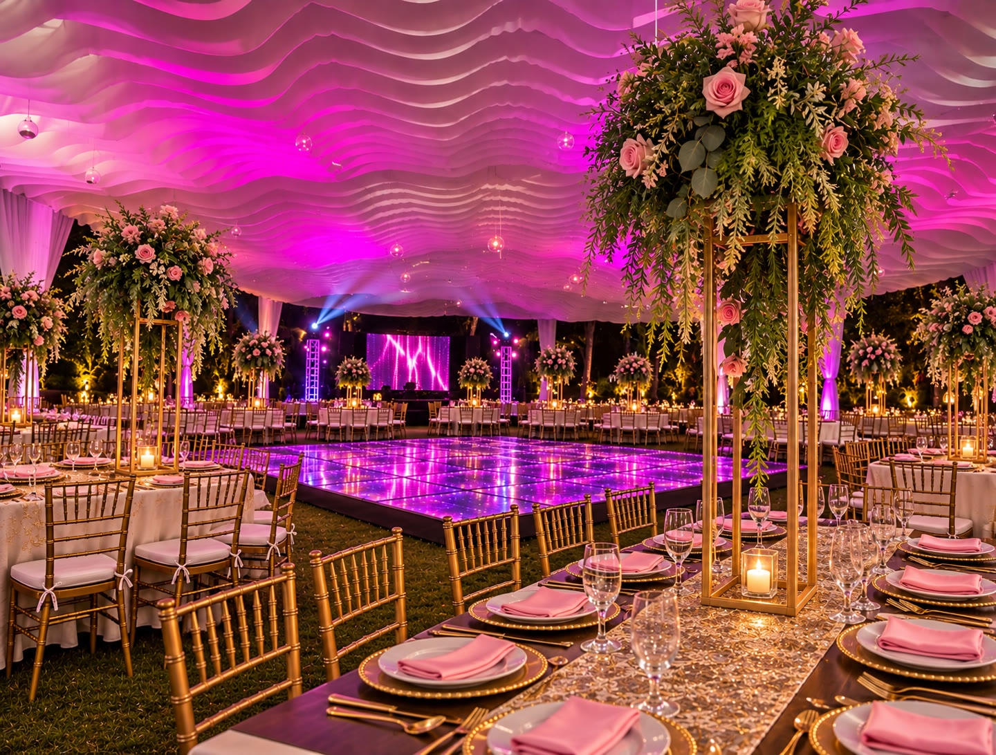 Evento de noche con pista iluminada y arreglos florales