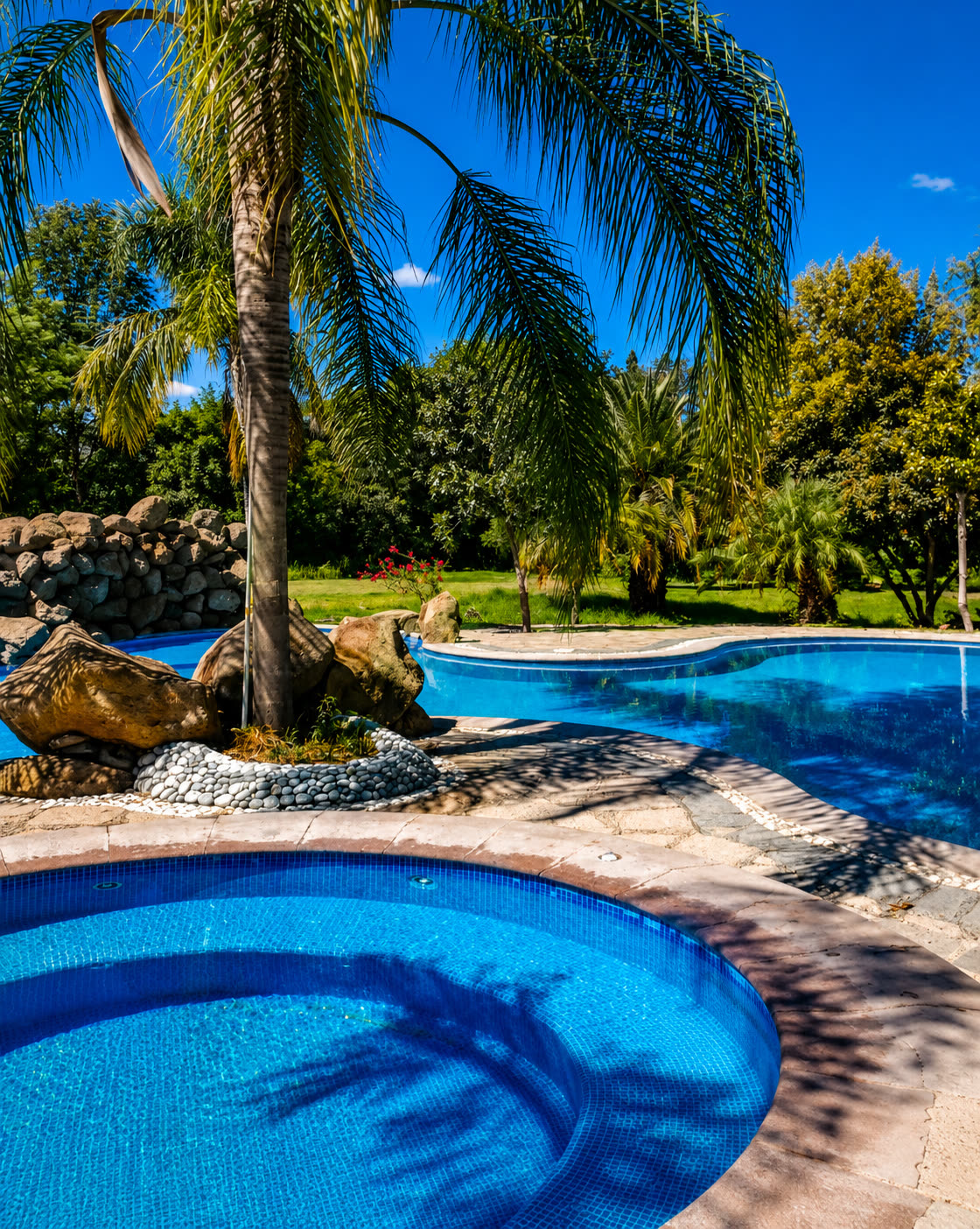 Jacuzzi junto a la alberca